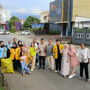 KANTOR LURAH LAGALIGO MELAKUKAN KERJA BAKTI BERSAMA MAHASISWA PDK UNIVERSITAS COKROAMINOTO PALOPO