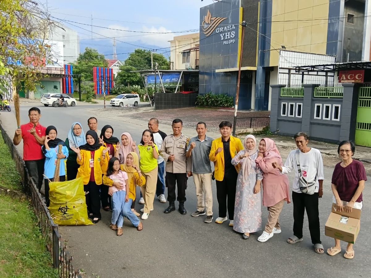 KANTOR LURAH LAGALIGO MELAKUKAN KERJA BAKTI BERSAMA MAHASISWA PDK UNIVERSITAS COKROAMINOTO PALOPO